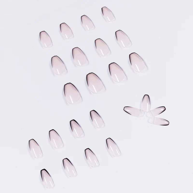 Kunstvolle Stiletto-Nägel mit eleganter Schwarzspitzenverzierung Karnz