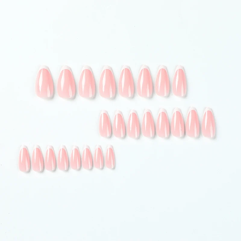 Elegante und glänzende Nagelverlängerungen Karnz