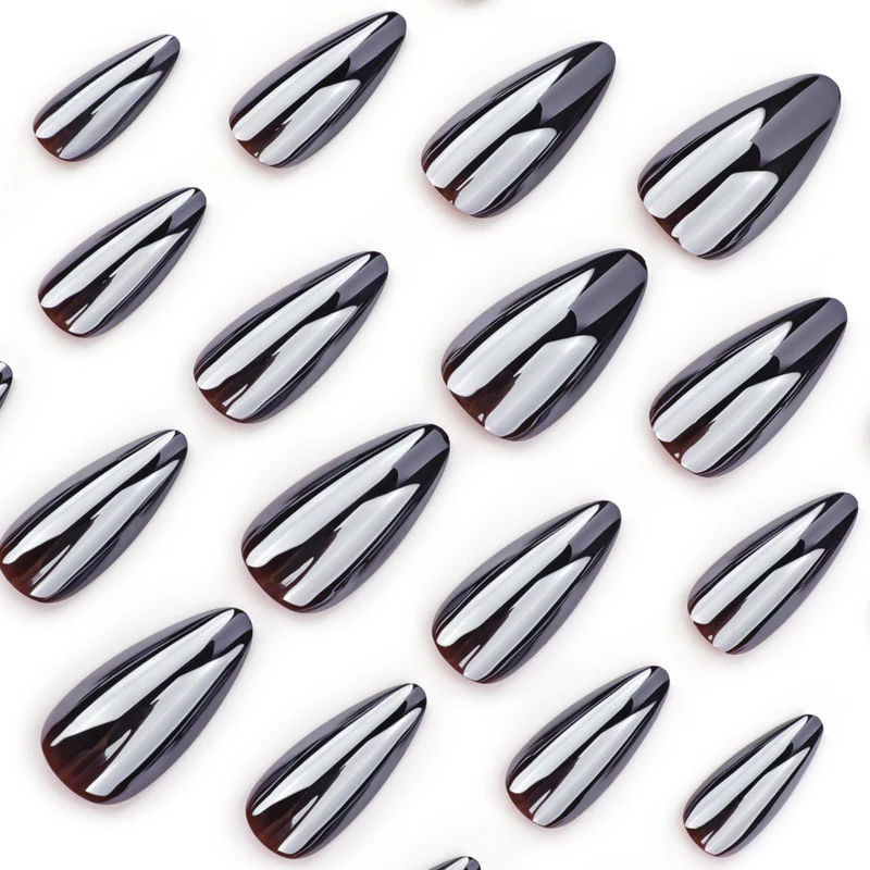 Elegante Stiletto-Nägel mit spiegelndem Finish Karnz