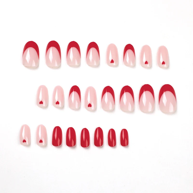 Elegante Nagelverlängerungen mit Herzdesign Karnz