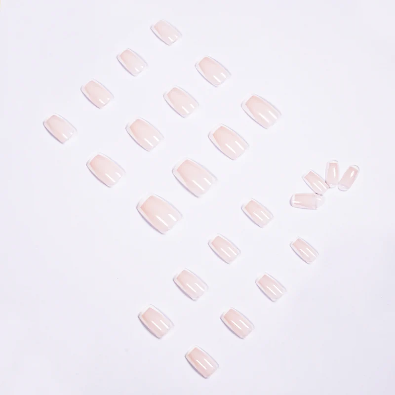 Elegante Nagelverlängerungen mit French-Tip Karnz