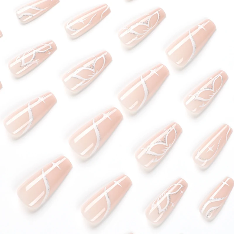 Elegante Nagelverlängerungen mit floralem Design Karnz