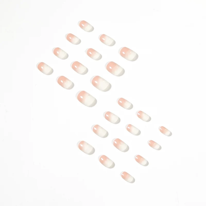 Elegante Nagelverlängerungen im modernen Ombre-Stil Karnz