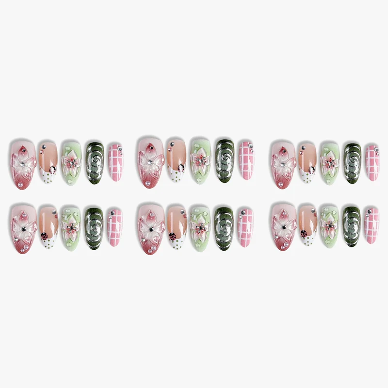 Kunstnagelset mit blumigen Akzenten und Glitzerdetails Karnz