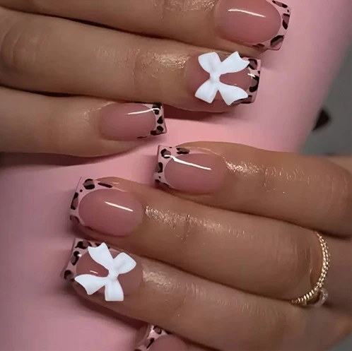 Kunstnagelset mit beeindruckenden Blumen- und Schleifenakzenten Karnz