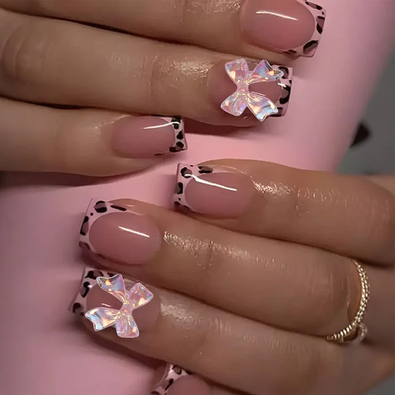 Kunstnagelset mit beeindruckenden Blumen- und Schleifenakzenten Karnz