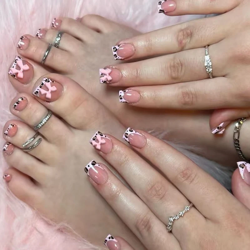 Kunstnagelset mit beeindruckenden Blumen- und Schleifenakzenten Karnz