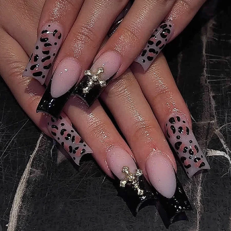 Kunstnagelset mit ästhetischen Akzenten und eleganten Designs Karnz