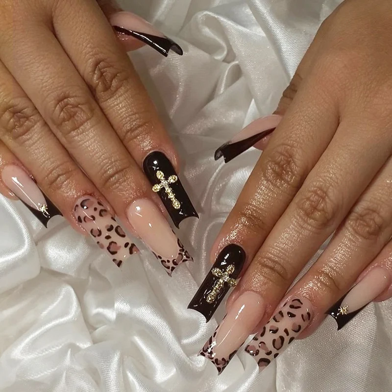 Kunstnagelset mit ästhetischen Akzenten und eleganten Designs Karnz