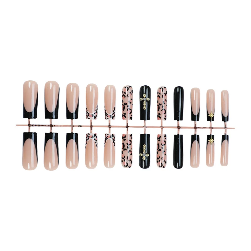 Kunstnagelset mit ästhetischen Akzenten und eleganten Designs Karnz