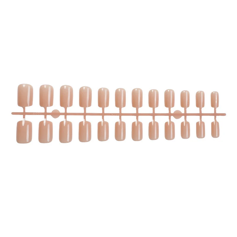 Kunstnagelset im eleganten Nude-Look Karnz