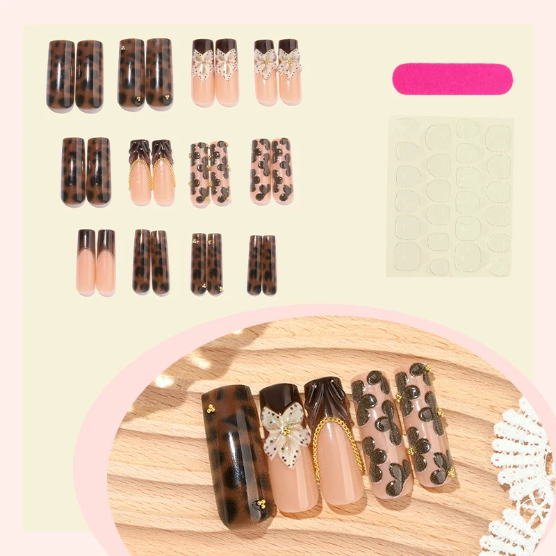 Kunstnageldesign mit floralen Akzenten und eleganten Details Karnz