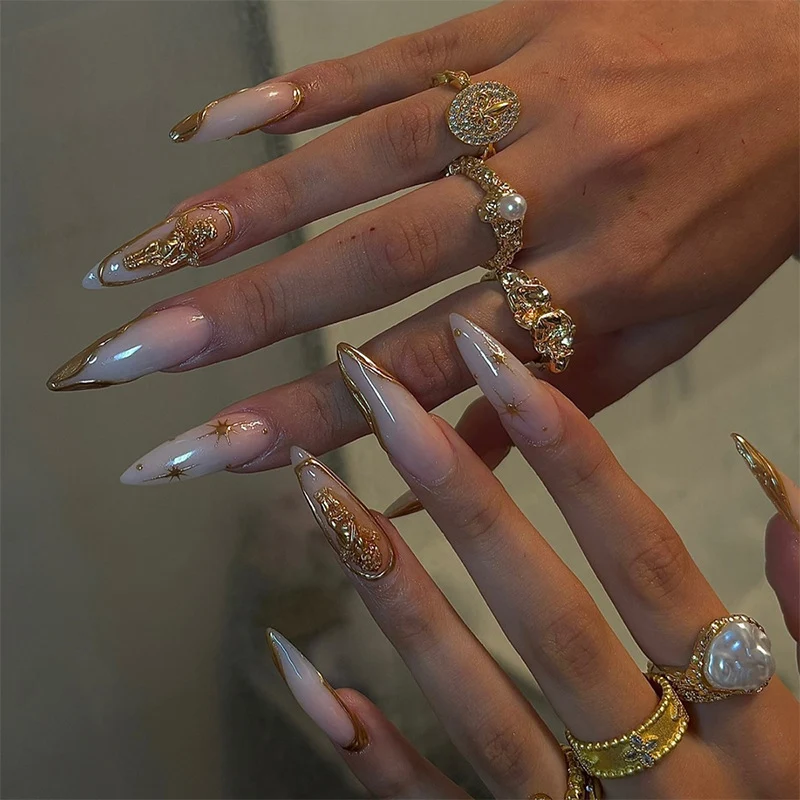 Kunstnagel-Set mit zarten goldenen Akzenten und Glitzermotiven Karnz
