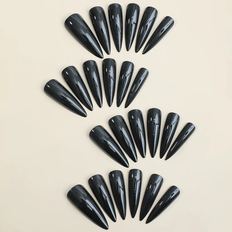 Kunstnagel-Set mit spitzen und glänzenden Nägeln Karnz
