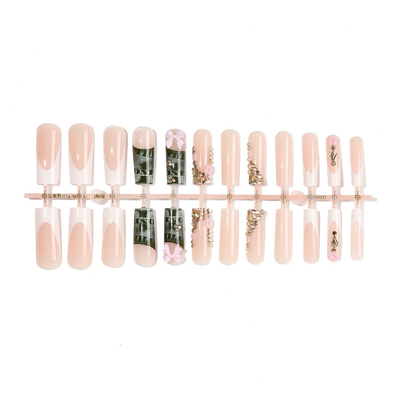 Kunstnagel-Set mit luxuriösen Verzierungen Karnz