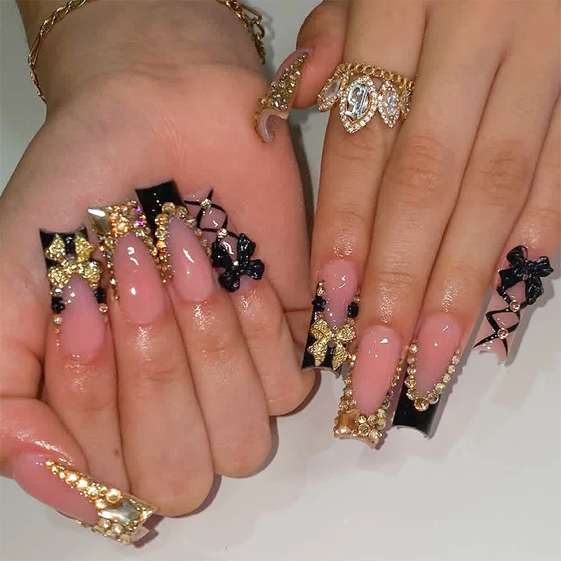 Kunstnagel-Set mit glamourösen Verzierungen und eleganten Akzenten Karnz