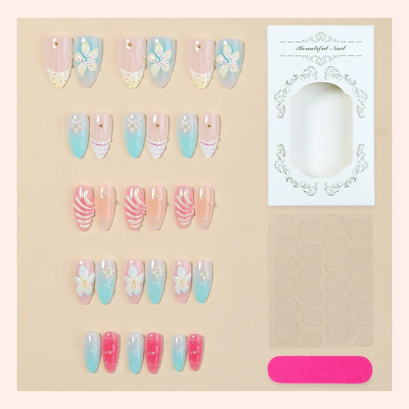 Kunstnägel Set mit floralen Designs und glitzernden Akzenten Karnz
