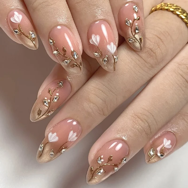 Kunstnagel-Set mit eleganten floralen Verzierungen Karnz