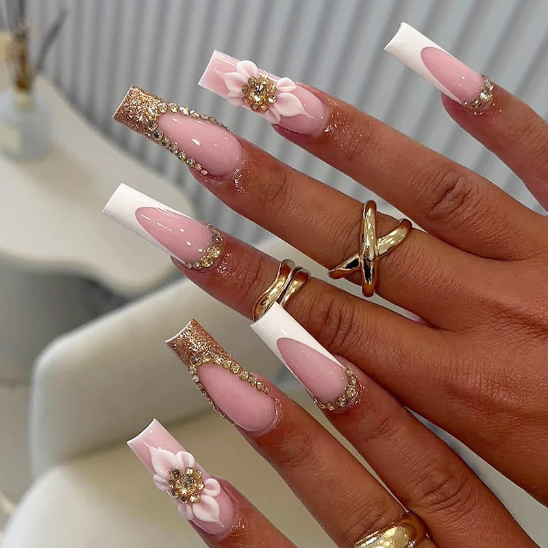 Kunstnagel-Set mit elegantem Glitzer- und Blütenmuster Karnz