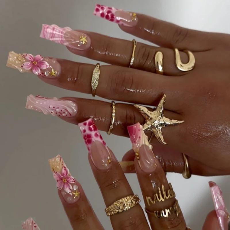 Kunstnägel mit eleganten Blumen- und Glitzermotiven Karnz
