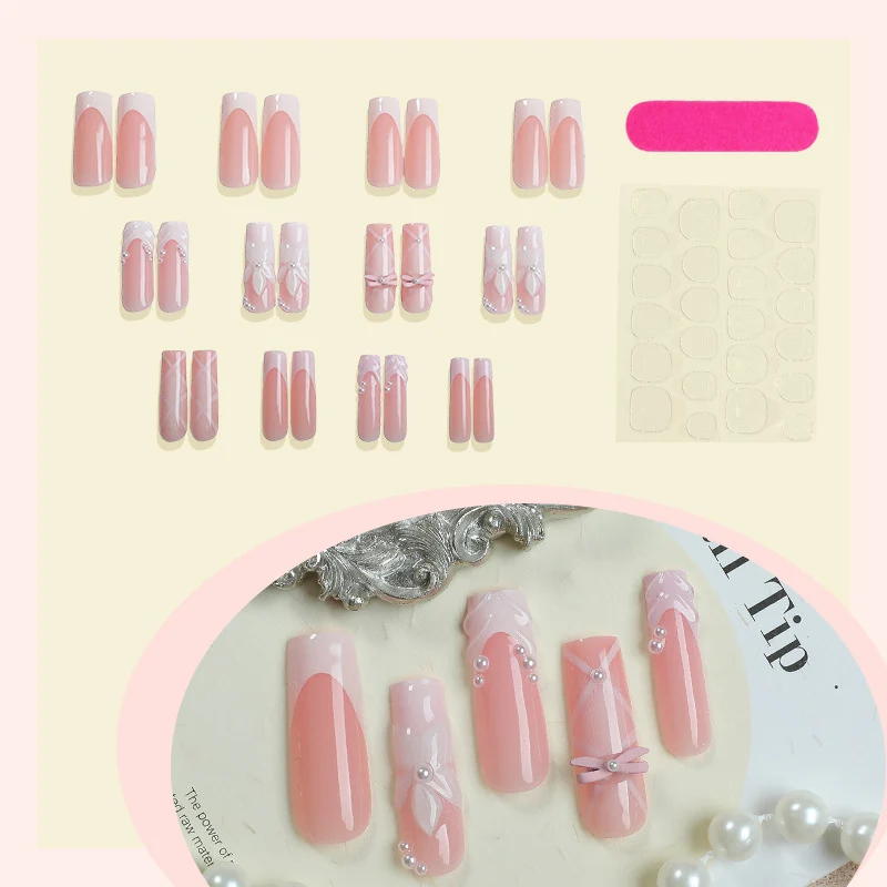 Künstliche Nagelsets mit eleganten floralen Akzenten Karnz