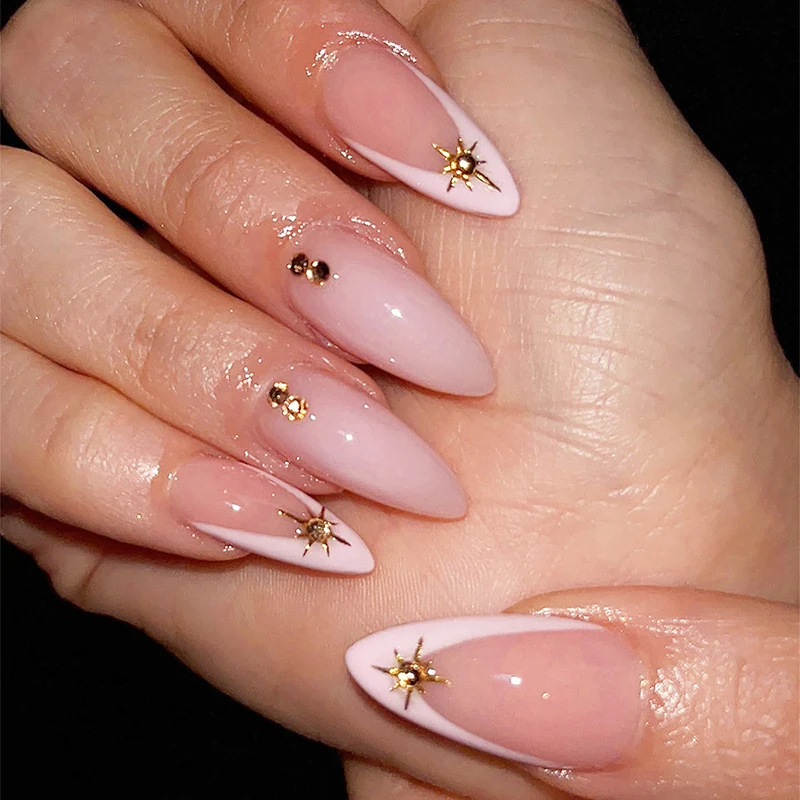 Künstliche Nagel-Kreationen mit eleganten Blumendetails Karnz
