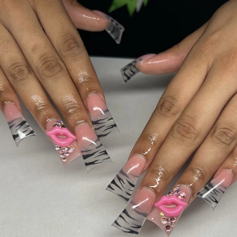 Kreatives Nagelset mit stylishen Mustern Karnz