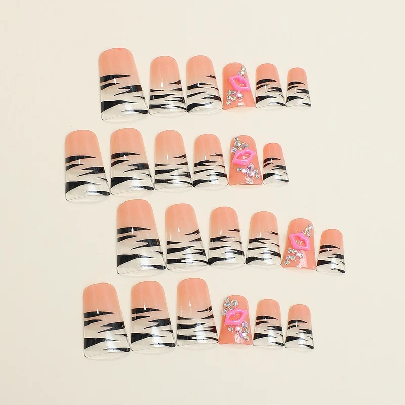 Kreatives Nagelset mit stylishen Mustern Karnz