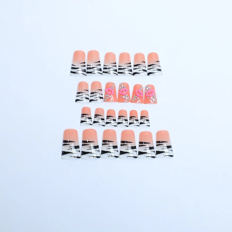 Kreatives Nagelset mit stylishen Mustern Karnz