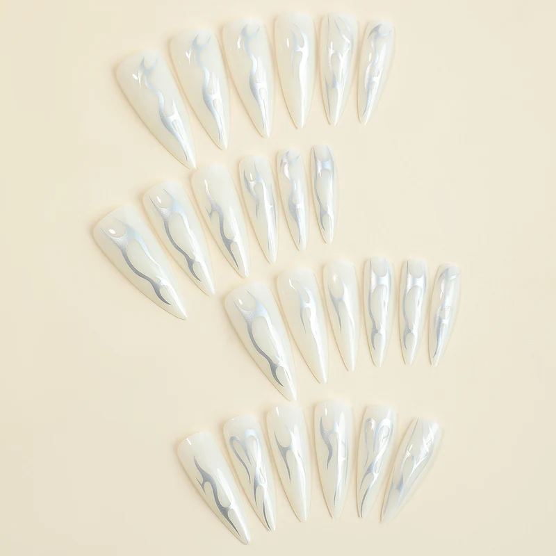 Kreatives Nagelset mit spitzen Kunstnägeln und Zubehör Karnz