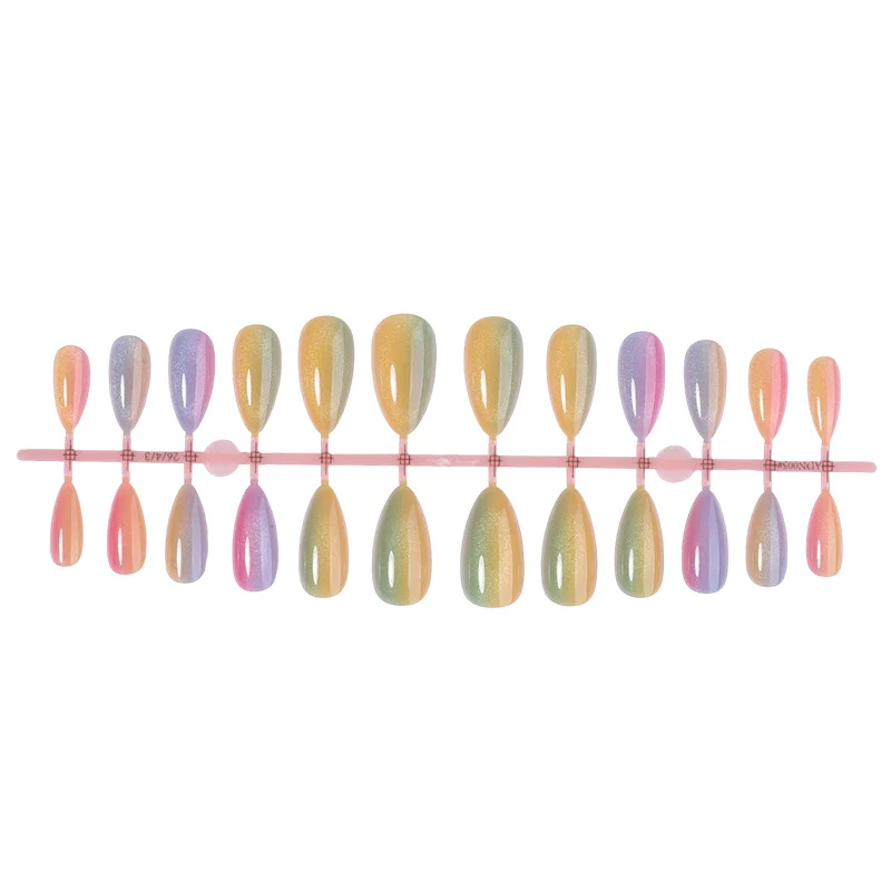 Kreatives Nagelset mit schimmernden Ombre-Effekten Karnz