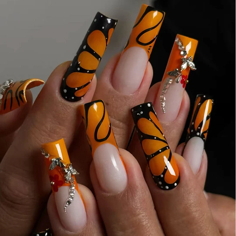 Kreatives Nagelset mit schimmernden Blüten- und geometrischen Designs Karnz