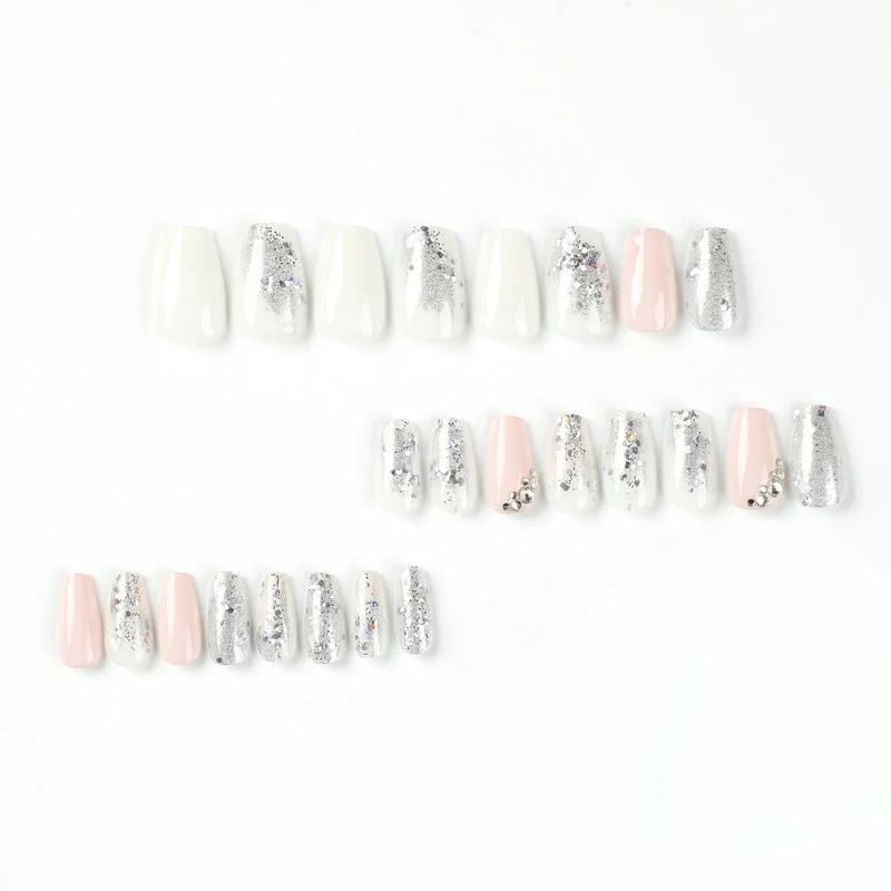 Elegante Nagelkunst mit Glitzerdetails Karnz