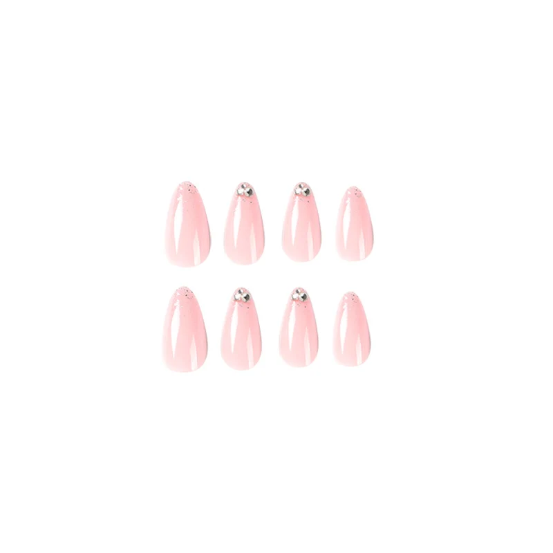 Elegante Nagelkunst mit Glitzer- und Strassverzierungen Karnz