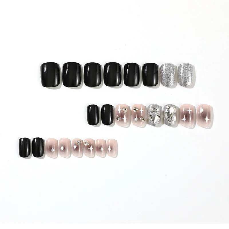 Elegante Nagelkunst mit Glitzer und Sternenmotiven Karnz