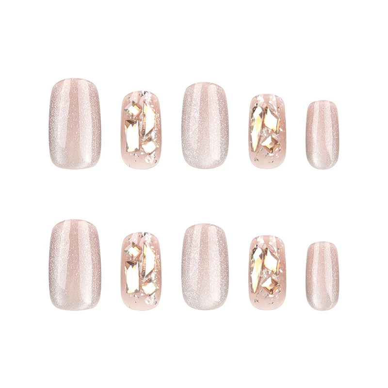 Elegante Nagelkunst mit glänzenden Akzenten Karnz