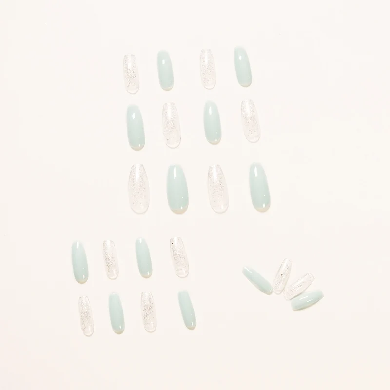 Elegante Nagelkunst mit glamourösen Effekten Karnz