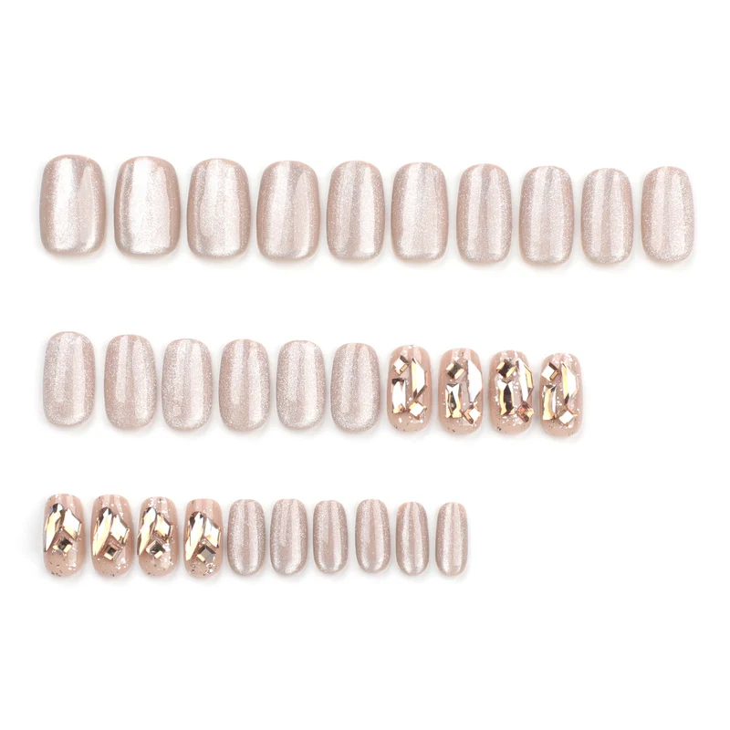 Elegante Nagelkunst mit glamourösen Akzenten Karnz