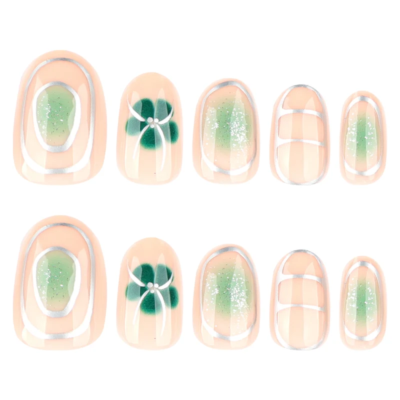 Elegante Nagelkunst mit floralem Design Karnz