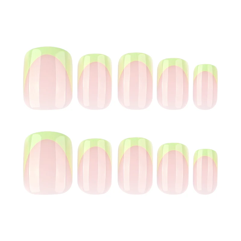 Elegante Nagelkunst mit Farbverlauf und Glitzerakzenten Karnz