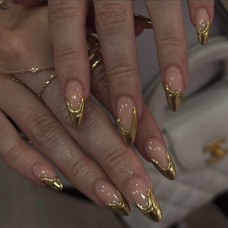 Elegante Nagelkunst im maritime Design mit Glitzer und 3D-Akzenten Karnz