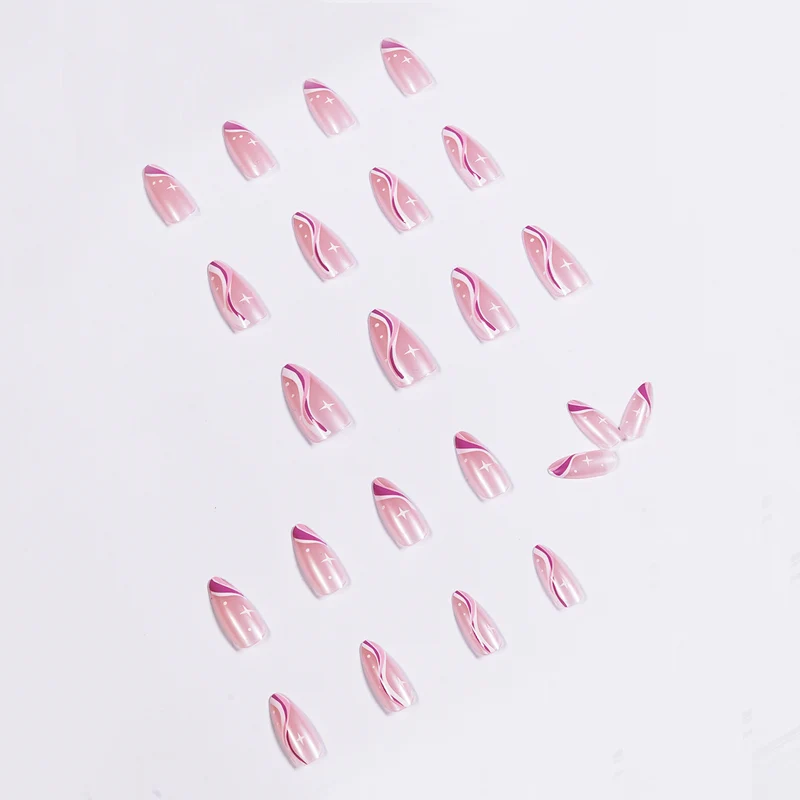 Elegante kunstvolle Nagelverlängerungen mit zartem Farbverlauf und akzentuierten Linien Karnz