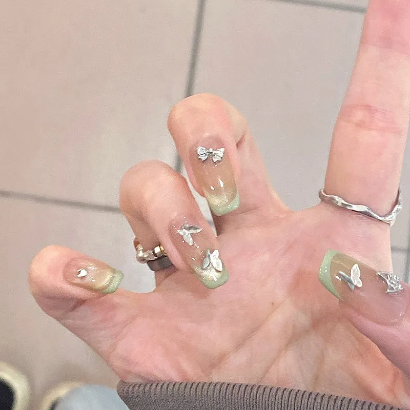 Elegante Kunstnägel mit Schmetterlingsdesign Karnz