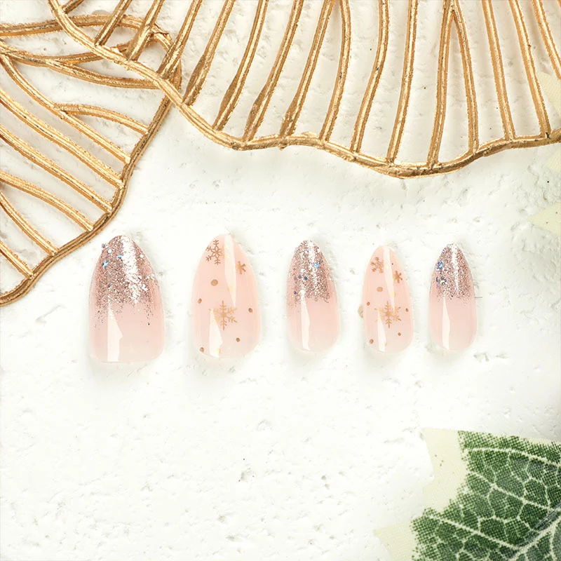 Elegante Kunstnägel mit Glitzer- und Schneeflockendekor Karnz