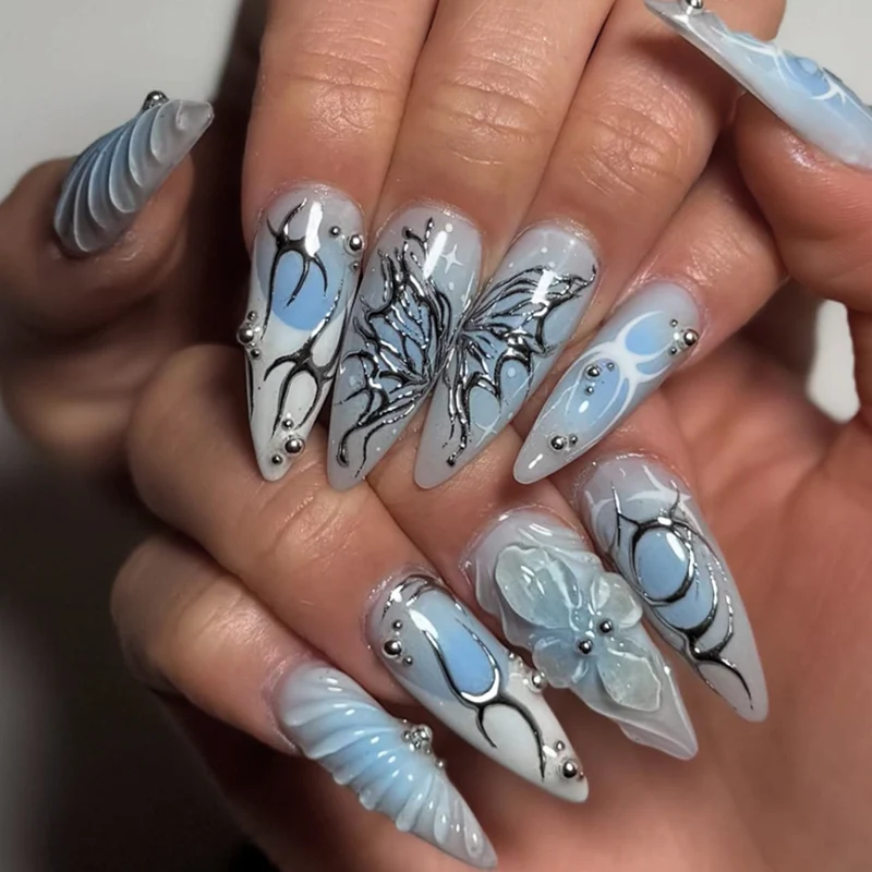 Elegante Kunstnägel mit floralen Akzenten Karnz