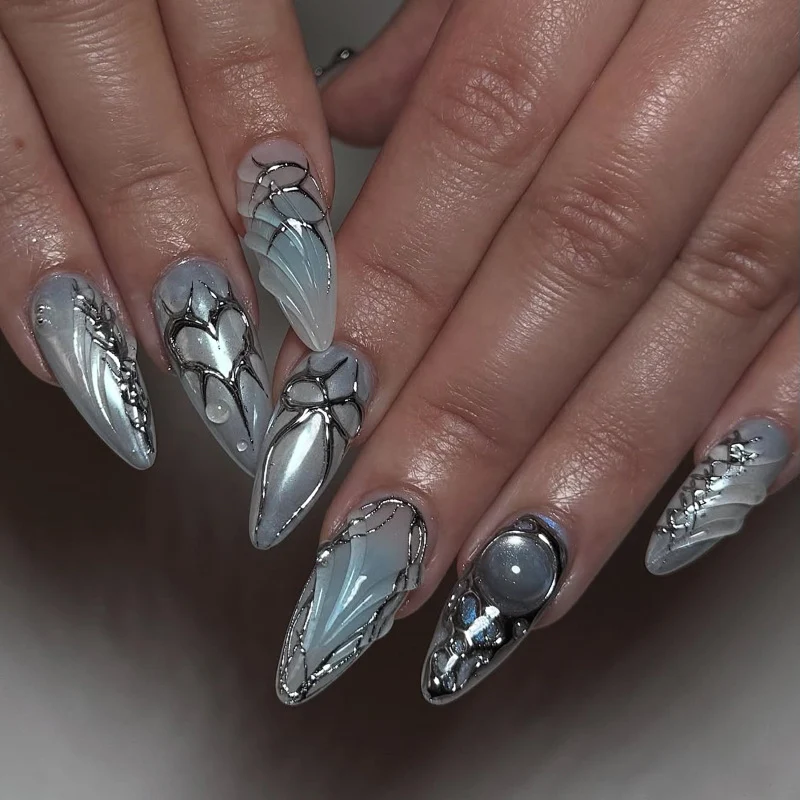 Elegante Kunstnägel mit floralen Akzenten Karnz