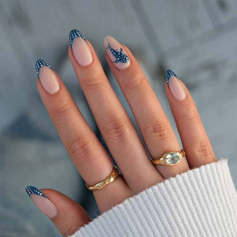 Kreatives Nagelset mit maritimem Design Karnz