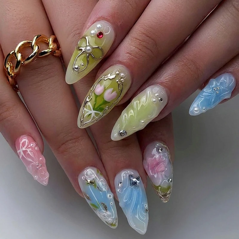 Kreatives Nagelset mit handgezeichneten floralen Mustern und Glitzerakzenten Karnz