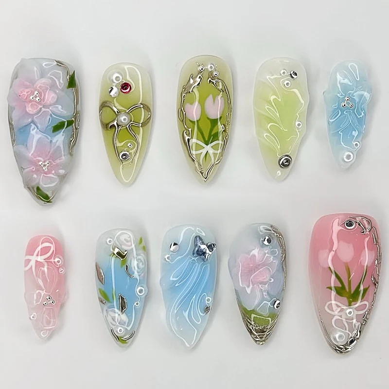 Kreatives Nagelset mit handgezeichneten floralen Mustern und Glitzerakzenten Karnz