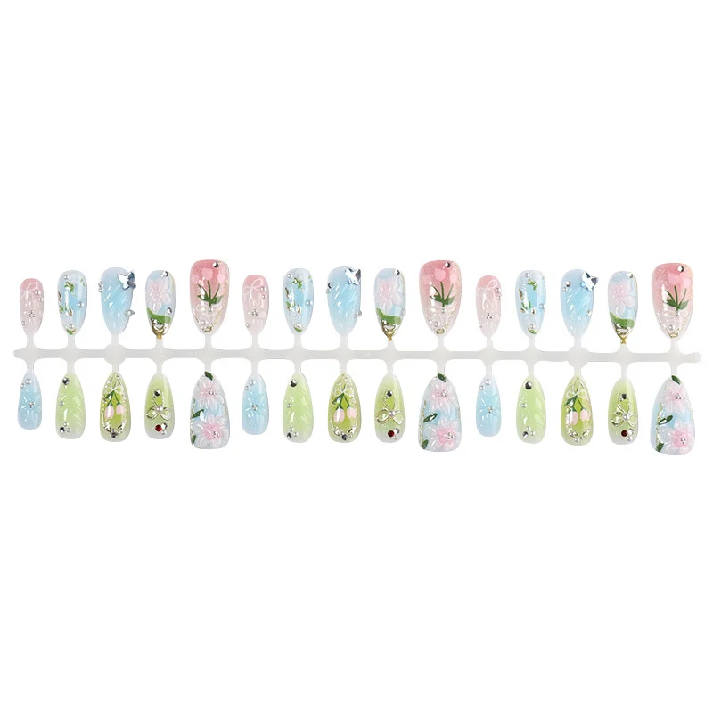 Kreatives Nagelset mit handgezeichneten floralen Mustern und Glitzerakzenten Karnz